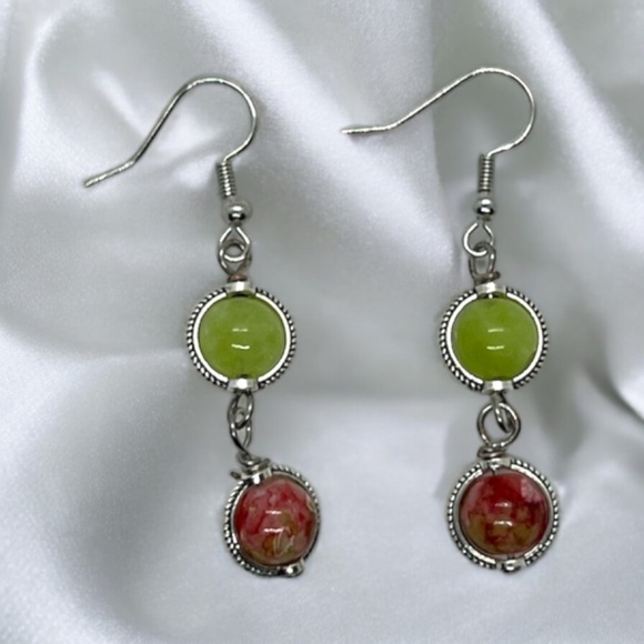 Handcrafted Elegance: Green & Red Natural Stone Earrings - Picture 3 of 4